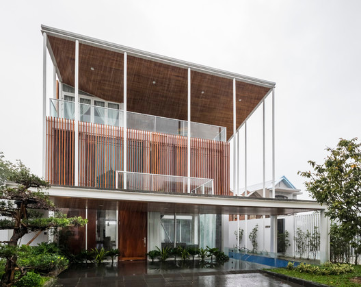 Ngôi nhà 3 tầng với diện tích sàn 502,7m2 ở phía Tây Bắc (thành phố Huế) được thiết kế dành cho gia đình trẻ gồm 4 thành viên.