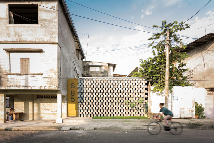 Nằm trên khu đất 7x10m ở Babahoyo (Ecuador), House Between Blocks là ngôi nhà 1 tầng xây bằng những khối bê tông thô mộc.