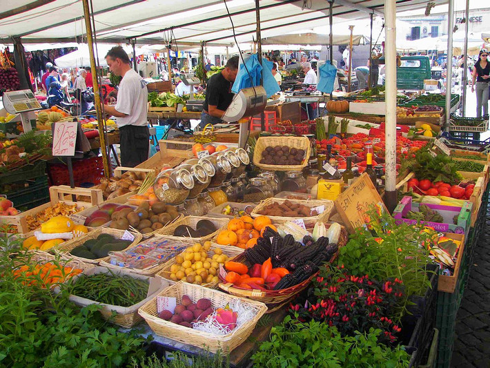 Chợ nông sản Campo de Fiori là một trong những điểm đến hút khách ở Rome (Italy). Chợ bán nhiều loại trái cây, rau quả tươi ngon và các mặt hàng thủ công chất lượng tốt.