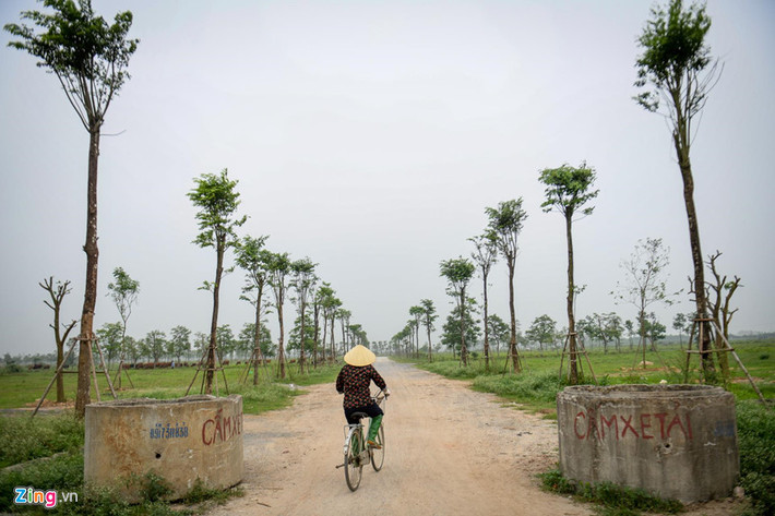 Văn phòng Chính phủ vừa có văn bản truyền ý kiến chỉ đạo của Thủ tướng Nguyễn Xuân Phúc liên quan tới dự án đô thị gần 2.000 ha bị bỏ hoang, gây lãng phí nghiêm trọng tại huyện Mê Linh, Hà Nội. Trước đó, ngày 14/3, Thủ tướng cũng đã yêu cầu UBND TP.Hà Nội kiểm tra và xử lý thông tin báo chí phản ánh liên quan đến vấn đề trên.