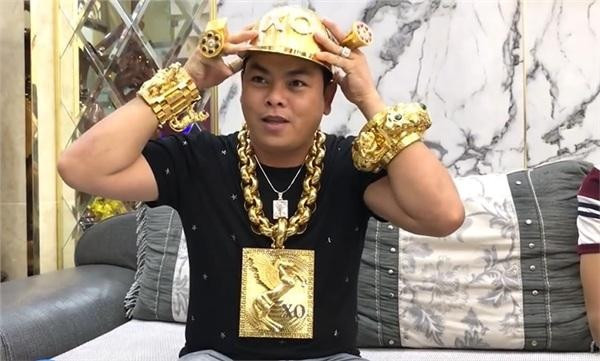Cách đây ít ngày, đại gia Phúc XO khiến cộng đồng mạng xôn xao khi tậu chiếc mũ bằng vàng giá gần 2 tỷ đồng. Ảnh: Lao động.