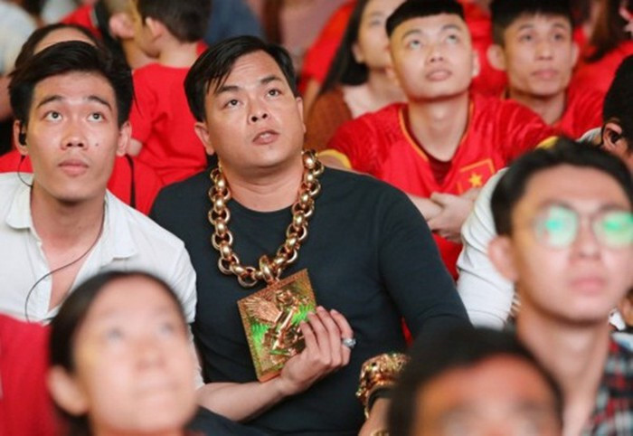 Số vàng Phúc đeo trên người đều là vàng thật. Trong đó, có một vòng tay nặng 1kg, một vòng cổ nặng gần 6kg, 4 chiếc nhẫn, mỗi chiếc nặng khoảng 0,5kg và chiếc vòng tay khác mới tậu, nặng 4kg. Ảnh: GiadinhVN.
