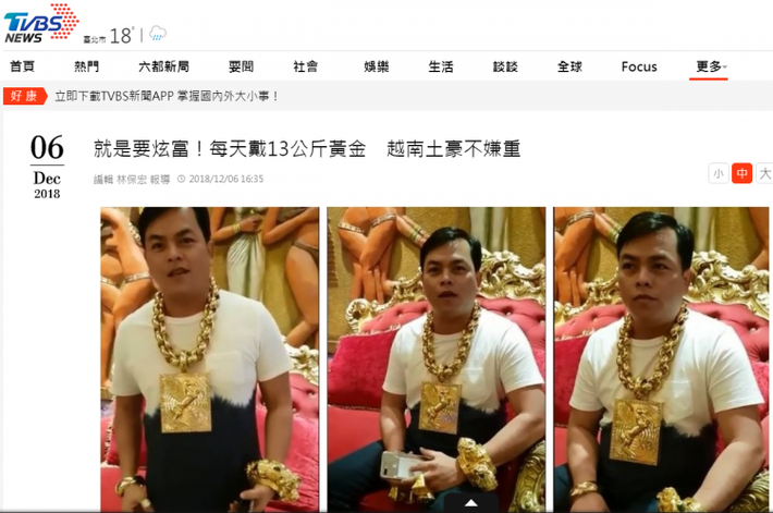 Sở thích đeo chuỗi trang sức vàng "khủng" trên người cũng khiến Phúc "nổi như cồn" trên các báo nước ngoài. Ảnh: Saostar.