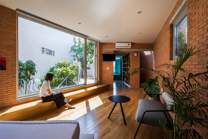 Thông qua các ô cửa sổ với kích thước khác nhau, gia chủ thoải mái tắm nắng và ngắm không gian xanh bên ngoài.