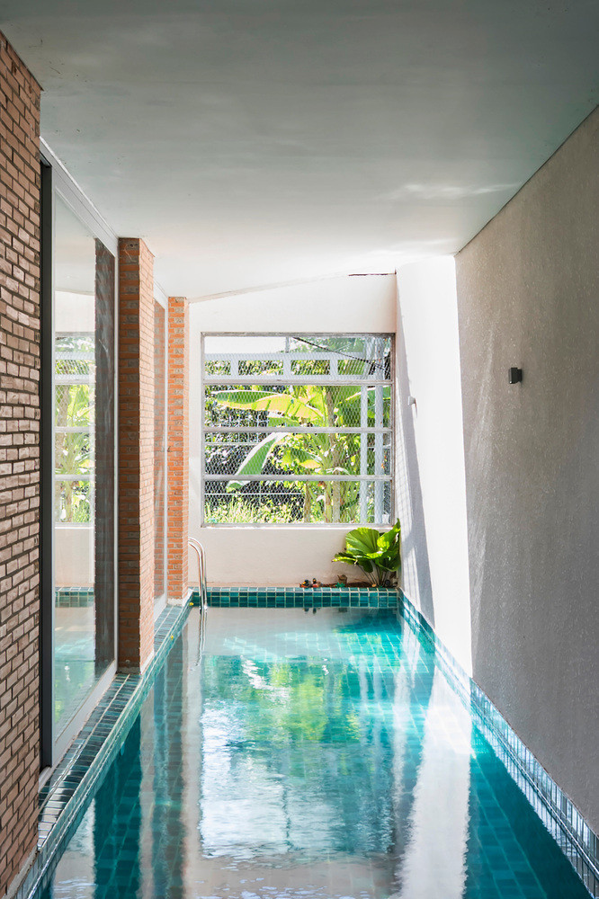 Một bể bơi nhỏ được thiết kế trong nhà.