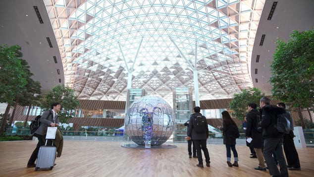 Sân bay quốc tế Incheon (Seoul, Hàn Quốc) là nơi du lịch hàng không đang phát triển nhanh với các công nghệ tối tân. Sân bay có khả năng đón 70 triệu lượt hành khách và sở hữu không gian rộng rãi.
