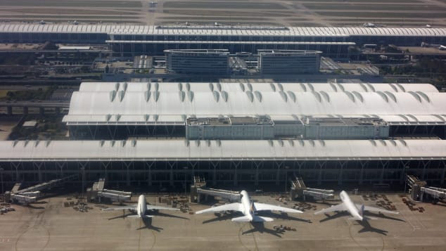 Sân bay quốc tế Shanghai Pudong mới mở từ năm 1999 nhưng đã mở rộng để bao gồm nhà ga vệ tinh lớn nhất thế giới. Hiện nay, sân bay Pudong có thể tiếp đón 80 triệu lượt khách mỗi năm mà không cần phải mở rộng thêm nữa.