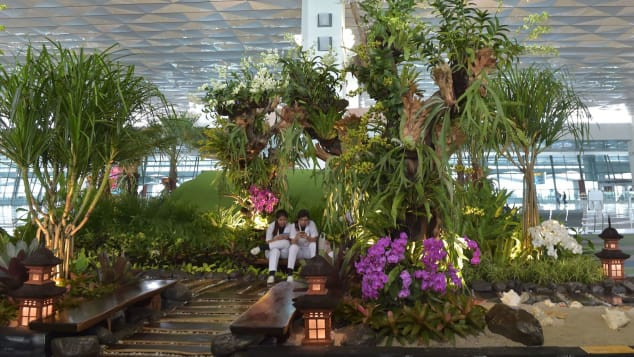 Sân bay quốc tế Soekarno-Hatta tại thủ đô Jakarta (Indonesia) đòn gần 68,4 triệu khách trong năm 2018. Tại đây, khách sẽ đi qua nhà ga số 1 đông đúc, nhà ga số 3 mới cực kì hiện đại hay nhà ga số 2 với thiết kế độc đáo.