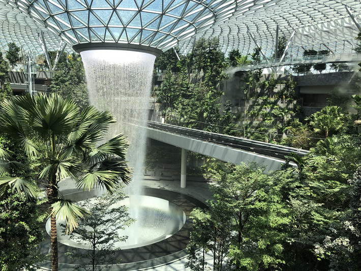 Theo đánh giá của Skytrax, Changi Singapore là sân bay tốt nhất thế giới năm 2019. Khu trung tâm Jewel Changi kết nối 3 nhà ga sân bay với khu vườn 5 tầng, thác nước 40 m trong sân bay Changi dự kiến khai trương vào ngày 17/4/2019 là điểm nhấn mới của công trình đồ sộ này. Ảnh: CNN.