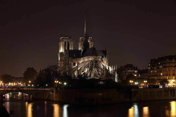 Mang phong cách kiến trúc Gothic, Nhà thờ Đức Bà Paris nổi bật với các mái vòm cong hình xương cá đối xứng hai bên. Ảnh: Wiki.