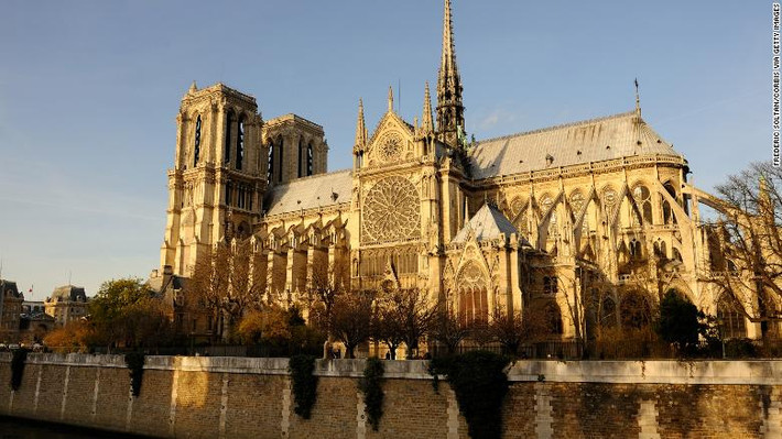 Nhà thờ Đức Bà Paris là một trong những biểu tượng văn hóa không thể thay thế của nước Pháp. Ảnh: CNN.