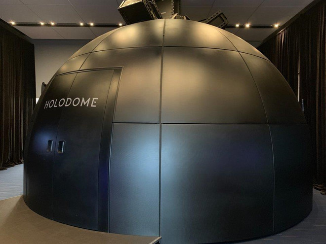 Các fan của loạt phim Star Trek sẽ thấy cỗ máy này được đặt tên dựa trên “holodeck” - buồng mô phỏng đa môi trường trong phim. Holodome mang lại trải nghiệm 360 độ, hình ảnh được chiếu xung quanh người xem cả trên đầu và dưới chân. Khi mới bước vào Holodome, bạn sẽ cảm thấy hơi đáng ngại do không gian xung quanh hoàn toàn là một màu đen.