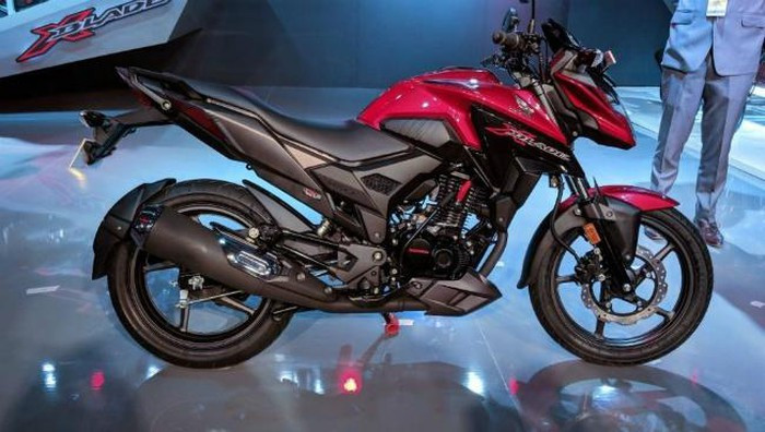 Đây được xem là đối thủ của Suzuki Gixxer 155, Yamaha FZ-S và một số mẫu xe nội địa khác ở Ấn Độ.