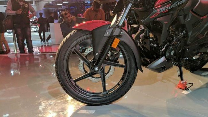 Hãm phanh cho xe là bộ phanh đĩa đơn phía trước với cỡ mâm 276 mm, phanh trống 130 mm ở phía sau. Honda cũng giới thiệu cả hệ thống ABS đơn kênh cho dòng xe này từ tháng 12 năm ngoái, còn phiên bản không có ABS thì đã ngừng sản xuất do không đáp ứng được các chuẩn an toàn mới.
