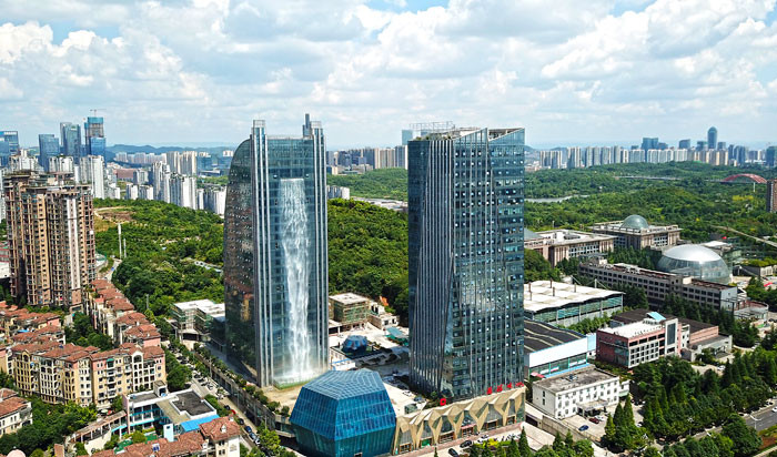 Tòa nhà chọc trời Liebian cao 121m ở thành phố Quý Dương (Tây Nam Trung Quốc) thu hút sự chú ý của du khách với thiết kế một thác nước nhân tạo cao nhất thế giới.