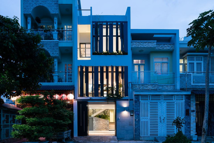 Nhà phố 3 tầng ở quận Gò Vấp (TP HCM) nổi bật hẳn so với các ngôi nhà liền kề nhờ mặt tiền độc đáo.