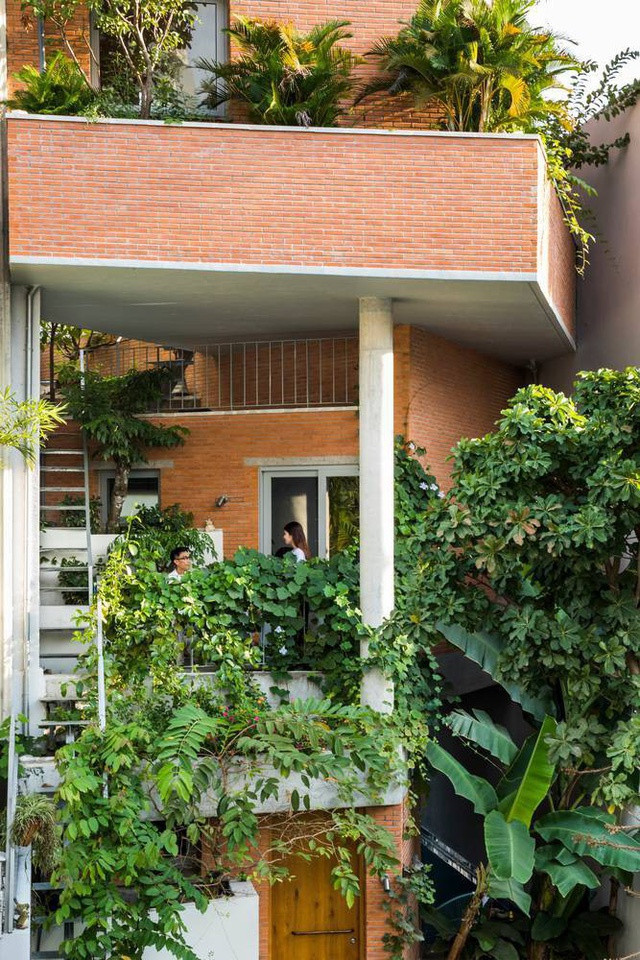 Nhờ vậy, mỗi tầng đều có những mảnh vườn nho nhỏ đem đến cảm giác dễ chịu.