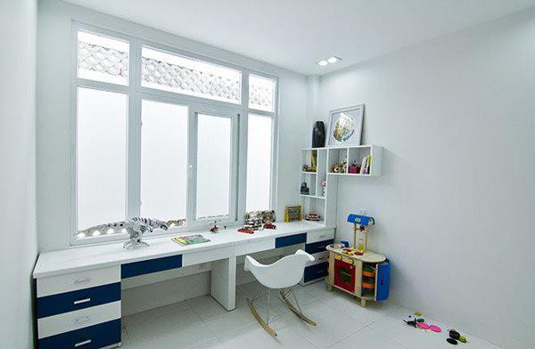 Vị trí góc học tập lấy được tối đa ánh sáng tự nhiên bên ngoài căn nhà.