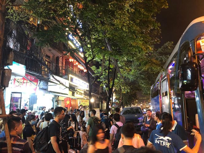 Tại tuyến phố Trần Nhật Duật (Hà Nội) các hãng xe du lịch chạy tuyến Hà Nội - Sa Pa đều trong tình trạng quá tải.