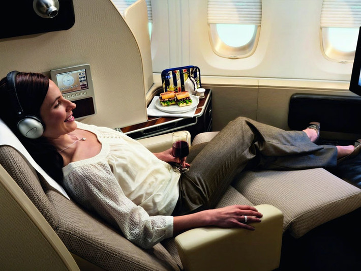 Để trải nghiệm dịch vụ hoàn hảo khoang hạng nhất trên máy bay của Qantas Airlines, khách hàng phải bỏ ra 14.974 USD để di chuyển từ Los Angeles tới Melbourne. Giường nệm da cừu tại đây được điều khiển hoàn toàn bằng cảm ứng.