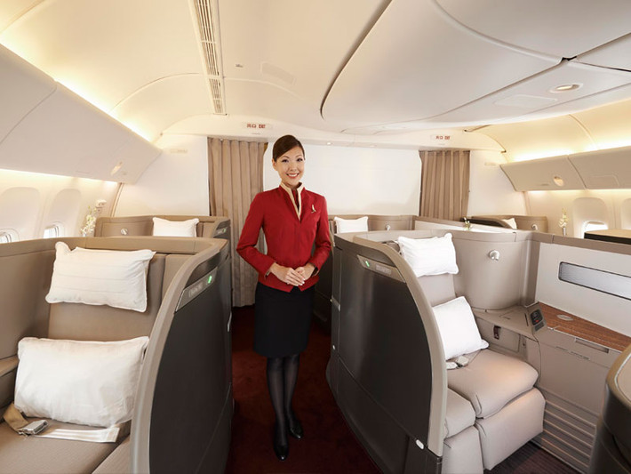 Với 26.572 USD, hành khách sử dụng dịch vụ hạng nhất trên chuyến bay từ Hong Kong đến New York của Cathay Pacific sẽ được thưởng thức rượu vang cùng món trứng cá muối đắt đỏ nhất hành tinh.