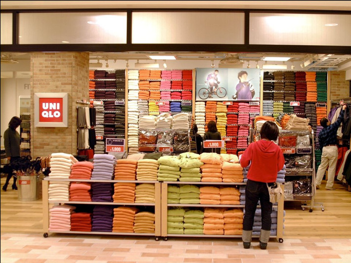 Yanai và gia đình ông sở hữu 44% cổ phần trong công ty này. Fast Retailing hiện là hãng bán lẻ thời trang lớn thứ 3 thế giới.