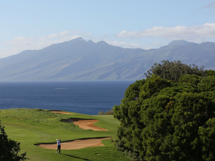 Tỷ phú Tadashi Yanai được cho là một người chơi golf cuồng nhiệt. Ông dành ba tuần mỗi mùa hè chơi ở Hawaii, nơi ông sở hữu hai sân golf với tổng trị giá 74,1 triệu USD.