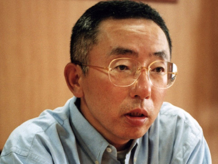 Ông chủ Uniqlo Yanai sinh năm 1949 tại miền nam Nhật Bản, con trai của một người bán quần áo.