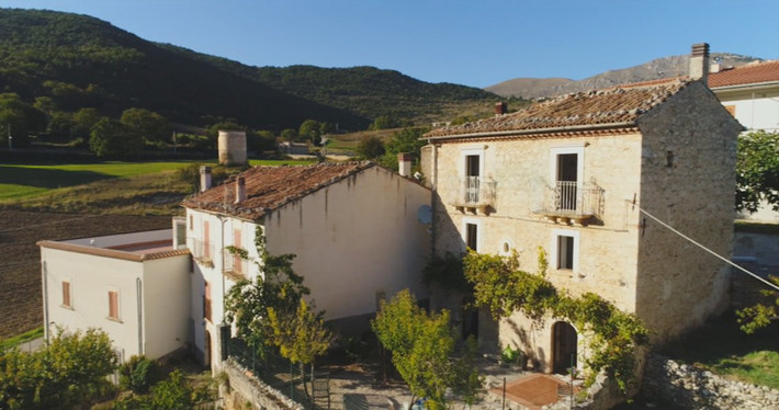 Mới đây, một người đàn ông nước Anh rao bán biệt thự của mình ở vùng nông thôn Abruzzo (Italy) bằng hình thức xổ số.