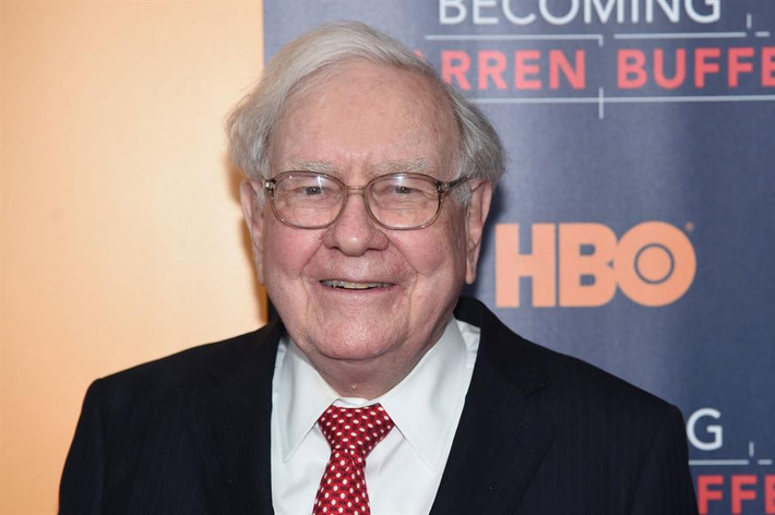 Năm 2008, nhà đầu tư huyền thoại Warren Buffett, CEO của công ty đầu tư Berkshire Hathaway vượt qua Bill Gates để trở thành tỷ phú giàu nhất thế giới. Năm đó, giá trị tài sản ròng của Warren Buffettđạt đỉnh 62 tỷ USD (tương đương 72 tỷ USD ngày nay).