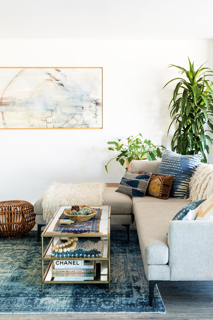 Sofa màu ghi trắng nhẹ nhàng.