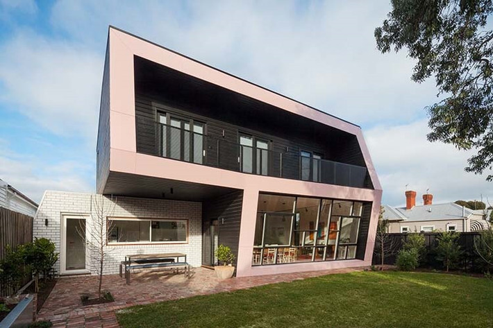Nằm ở vùng ngoại ô Balaclava (Melbourne, Australia), ngôi nhà 2 tầng gây ấn tượng với thiết kế vát vào trong.