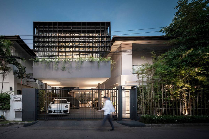Tọa lạc tại thủ đô Bangkok (Thailand), ngôi nhà Baan Flower Cage trước đây không được tận dụng triệt để diện tích dù rộng tới 300m2.