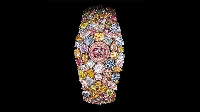 Tổng lượng kim cương trên đồng hồ lên đến con số 110 carat.