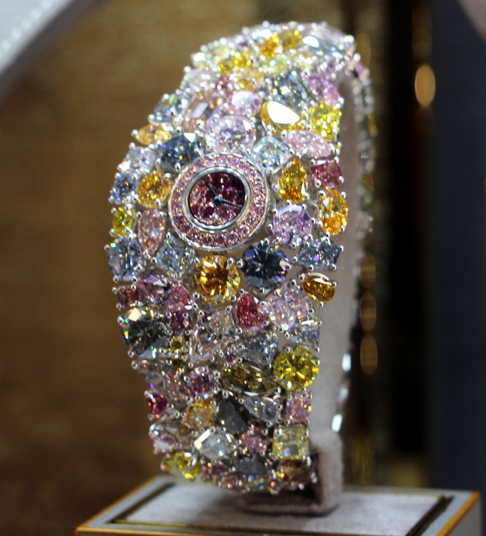 Với giá lên tới 55 triêụ USD, Graff Diamonds Hallucination được coi là chiếc đồng hồ đeo tay đắt nhất trên thế giới.