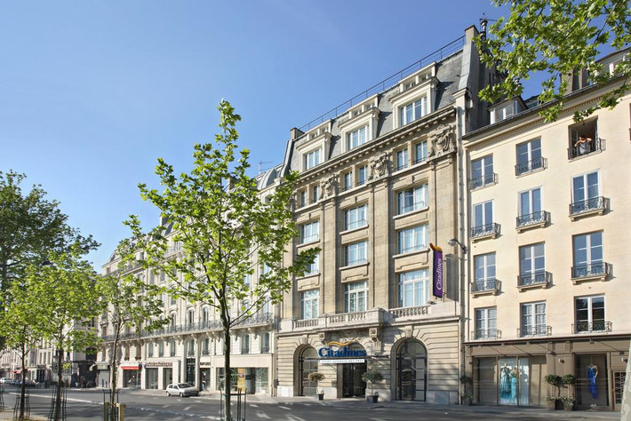 Du khách bình dân thường chỉ ghé qua Saint-Germain-des-Prés tham quan và nghỉ tại những khu nhà trọ ở bên ngoài khu phố. Ảnh: Booking.