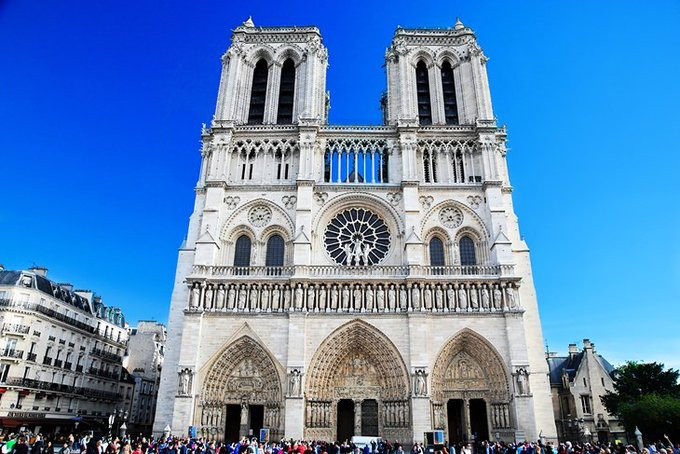 Từ tòa tháp đôi của Nhà thờ Đức Bà Paris, du khách có thể quan sát hầu hết khu phố cổ Saint-Germain-des-Prés. Ảnh: Planetware.