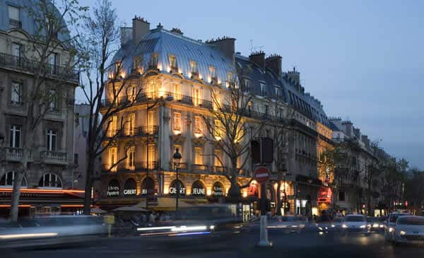 Các tòa nhà trên đại lộ Saint-Germain đều mang kiến trúc cổ điển hình của nước Pháp. Ảnh: Hotel-aramis.