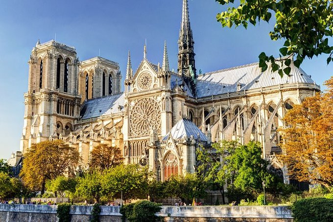 Tọa lạc ở vị trí đắc địa ngay trung tâm thủ đô Paris, Nhà thờ Đức Bà mất khoảng 200 năm để xây dựng và hoàn thiện với sự góp sức của vô số kiến trúc sư, thợ mộc, thợ cắt đá... tài ba.