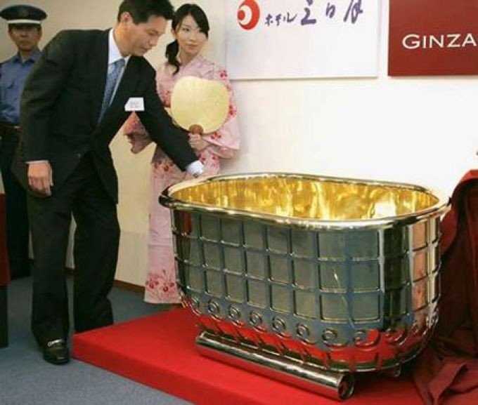 Với mục đích quảng cáo thương hiệu, khách sạn Kominato, Nhật Bản đã dùng 80kg để làm ra chiếc bồn tắm 990.000 USD tương đương hơn 21 tỷ đồng. Ảnh: Japantimes.