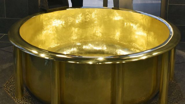 Vừa qua, một bồn tằm bằng vàng 18 carat trong khu nghỉ dưỡng suối nước nóng ở Nhật Bản đã thiết lập kỷ lục nặng nhất thế giới với trọng lượng lên đến 154,2kg. Ảnh: Japantimes.
