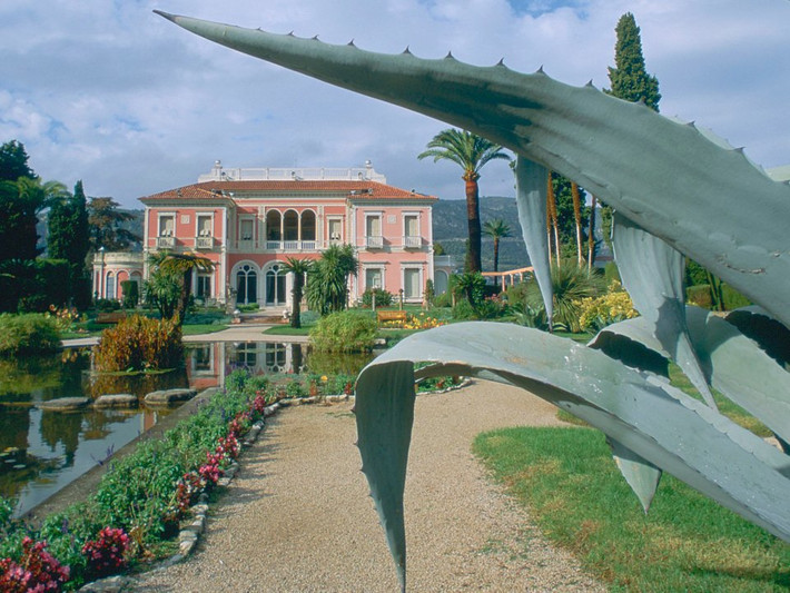 Ngoài các khách sạn xa xỉ, Saint-Jean-Cap-Ferrat còn nổi tiếng với các biệt thự lâu đời.