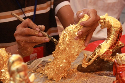 Trước đây, làng Kiêu Kỵ (xã Kiêu Kỵ, huyện Gia Lâm, Hà Nội) làm nghề trồng lúa nước là chính và nghề phụ dát bạc quỳ vào những lúc nông nhàn. Tuy nhiên, do nhu cầu phát triển của xã hội, nghề dát vàng bạc quỳ đã trở thành nghề chính và mang lại thu nhập lớn cho nhiều hộ dân trong làng. Ảnh: Kyluc.