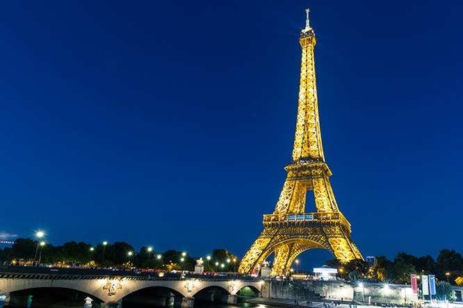 Xây dựng vào năm 1889 ở Paris (Pháp), tháp Eiffel cao 324m, nặng 10.100 tấn là địa điểm thu hút khách du lịch bậc nhất thế giới với hơn 7 triệu người đến tham quan mỗi năm.