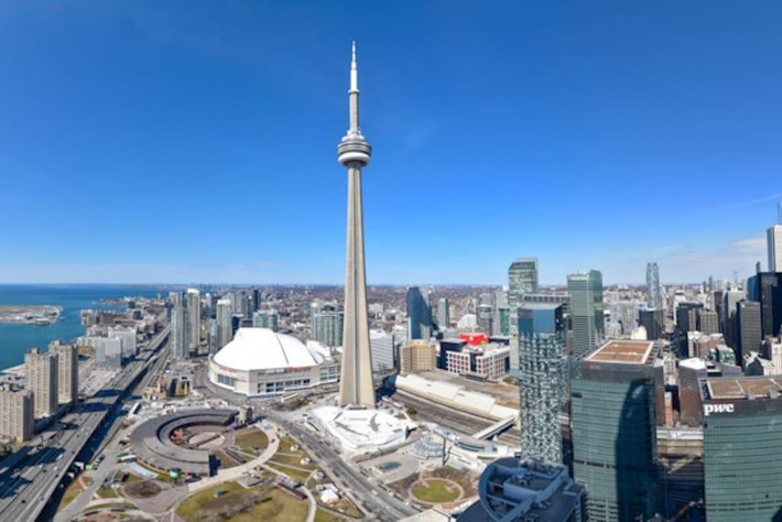 Công trình kiến trúc này được xem như biểu tượng của thành phố Toronto nói riêng và một trong những biểu tượng của Canada nói chung.