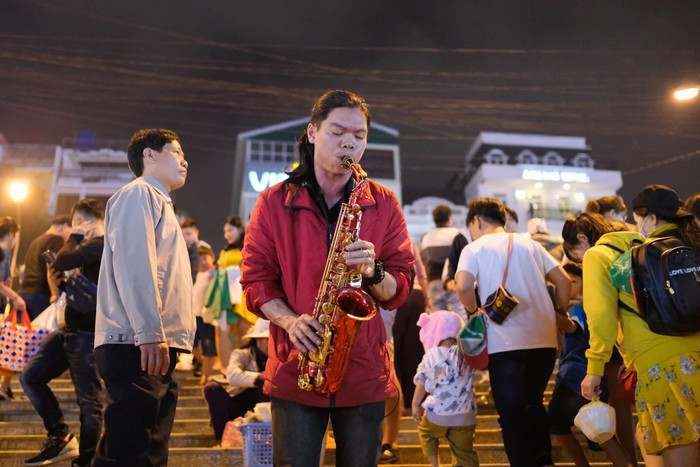 Là điểm du lịch nổi tiếng, Đà Lạt đón nhận hàng triệu lượt khách tìm đến vào mỗi dịp lễ như thế này. Những nét bình yên ngày thường của nơi này cũng tạm thời nhường chỗ cho ồn ào, đông đúc.