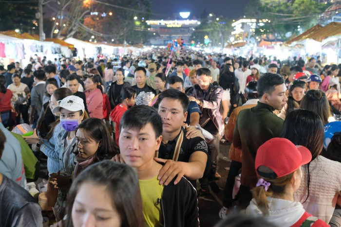 Những quầy hàng lưu niệm chen chúc người đến mua, dù giá cả dịp lễ tăng cao hơn bình thường.