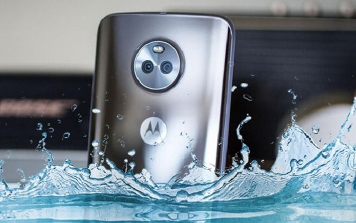 Cuối cùng là Motorola Moto X4 với màn hình cảm ứng 5,2 inch và độ phân giải màn hình 1080 x 1920 pixes, với thiết kế đẹp và 2 màu là Super Black, Sterling Blue. Khả năng không thấm nước của nó đạt độ sâu 1,5 m trong 30 phút.