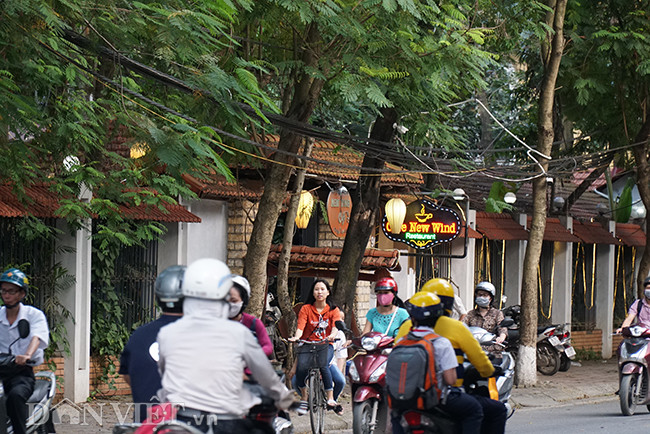 Quán cà phê lớn “bành trướng” không gian công viên Nghĩa Đô. Con phố vốn nhỏ, vào giờ cao điểm thì thường xuyên tắc do ôtô, xe máy đỗ dưới lòng đường và trên vỉa hè để vào quán.