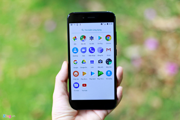 Mi A1 cũng là smartphone đầu tiên của Xiaomi dùng Android One với giao diện nguyên bản từ Google. Máy dùng chip Qualcomm Snapdragon 625, RAM 4 GB, bộ nhớ trong 64 GB, pin 3.080 mAh.